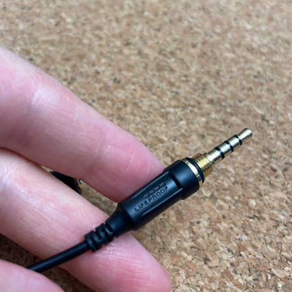Lifeproof 3.5mm Audio Adapter Cables Adaptors Cords for iPad and iPhone - Picture 6 of 9